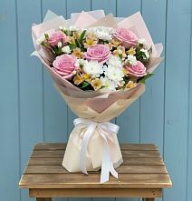 Букет цветов из:  Гвоздики, Орхидеи и Розы в Сонково