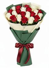 Букет Микс из красных и белых роз в Сонково
