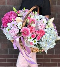 Композиция солнечный день в Сонково Цветочная композиция из Розы, Хризантемы, Пионы и Лизиантусы в корзине в Сонково