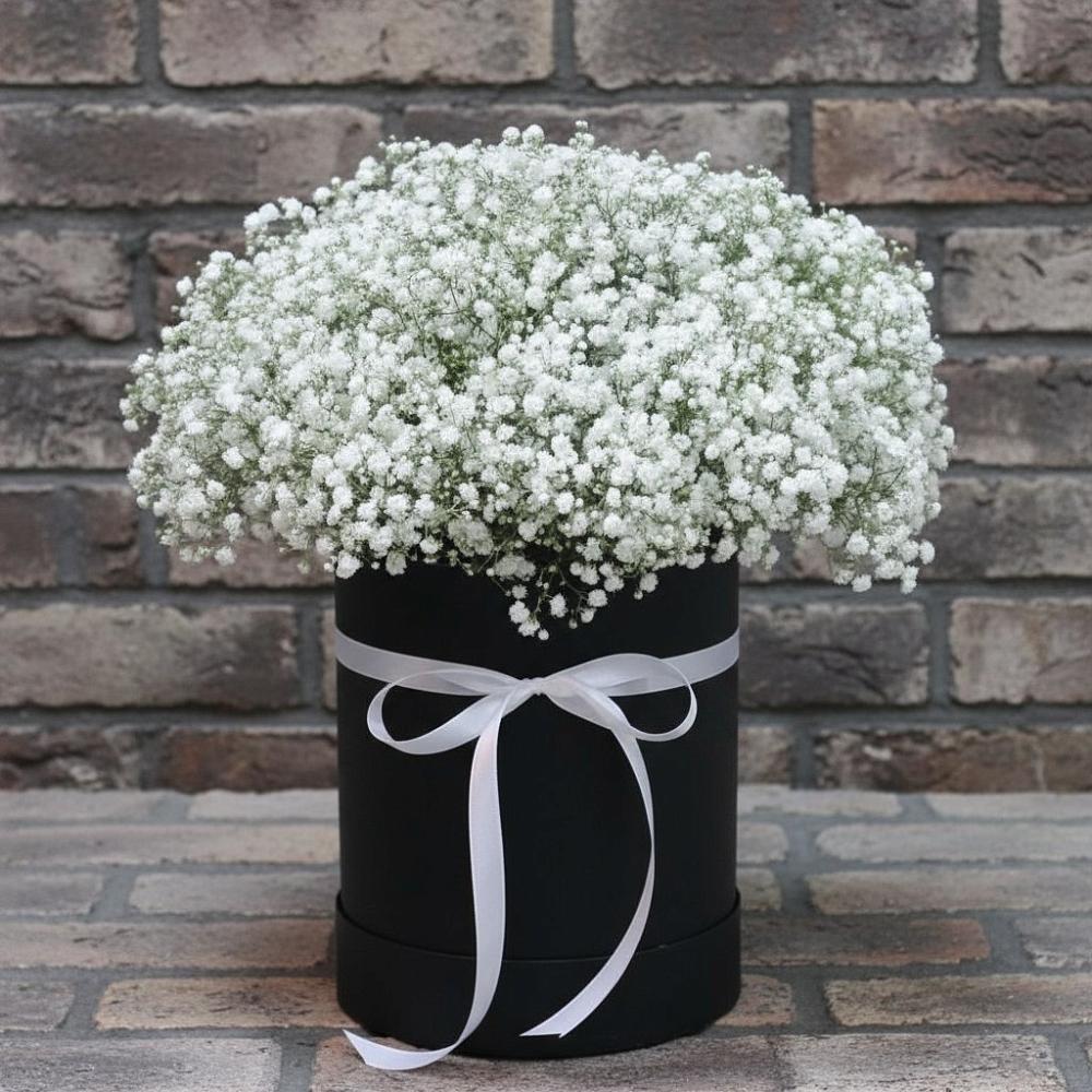 Цветочная композиция из Гипсофила в шляпной коробке в Сонково